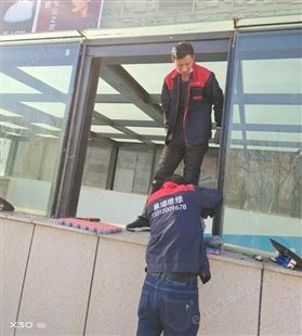 石家 庄更换幕墙玻璃 维修 打胶 保养 高空作业 施工团队蜘蛛人